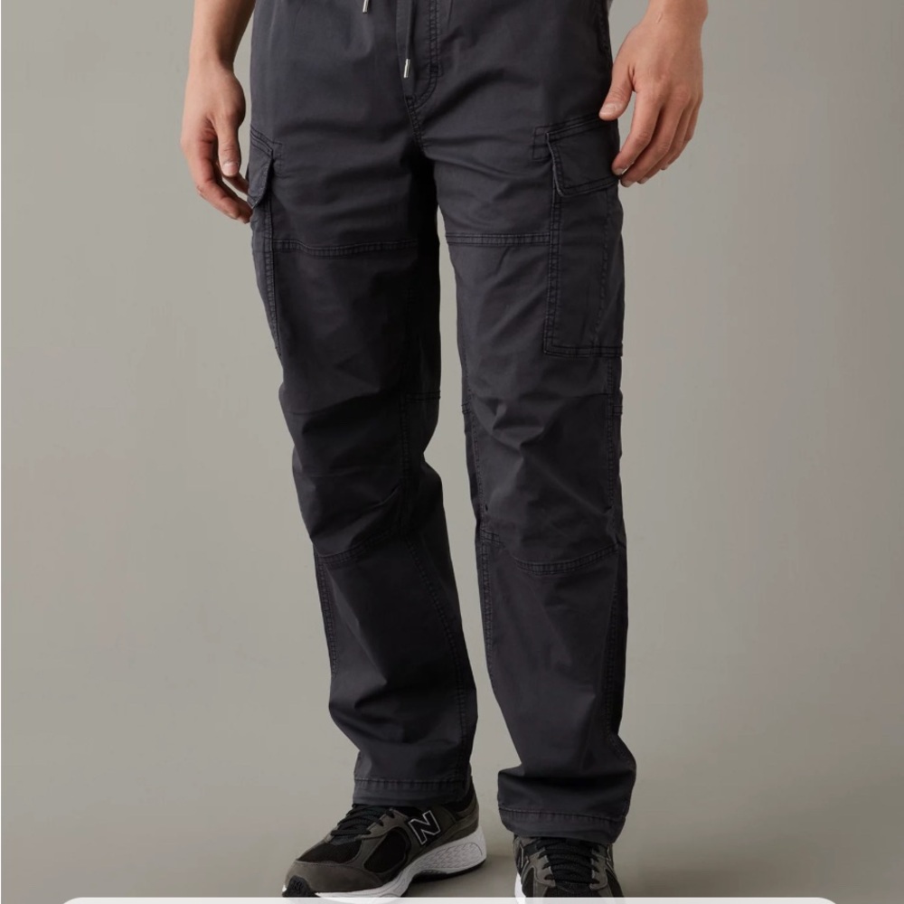 Men's “Washed Black” (dark gray) Cargo Pants. AE Flex relaxed cargo pants. Small